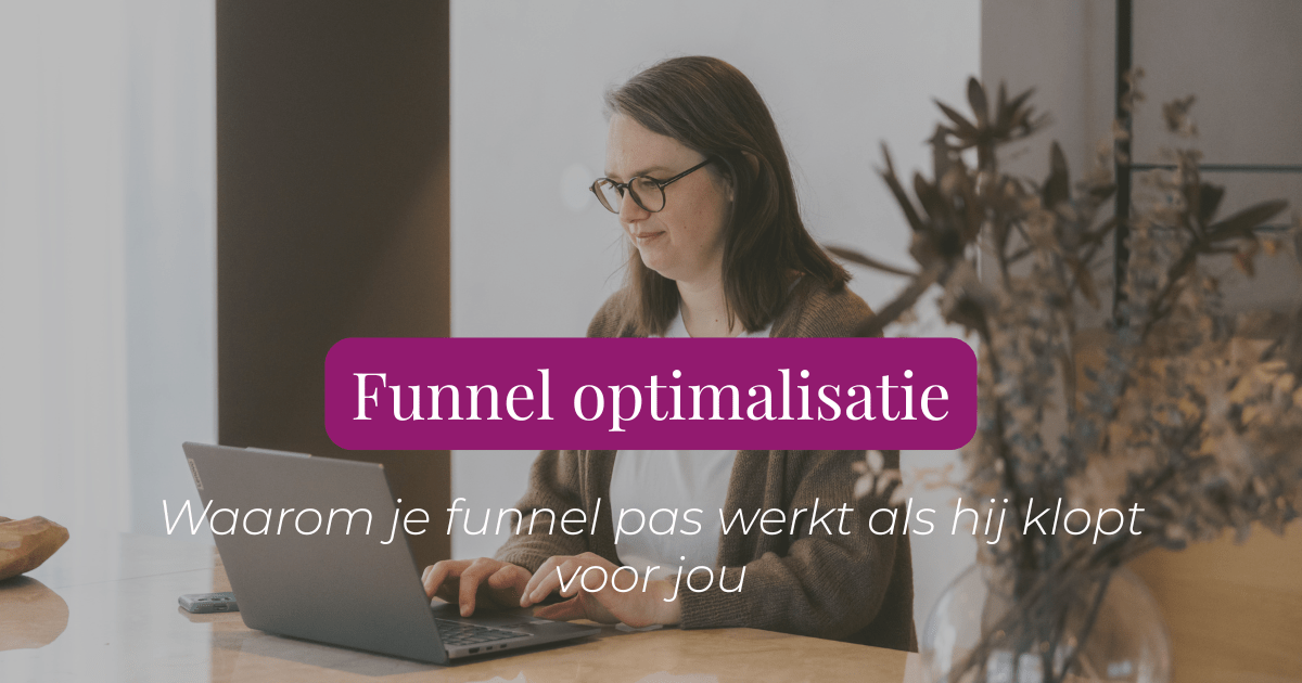 Rustige vrouw achter laptop werkt aan funnel optimalisatie in haar eigen ritme